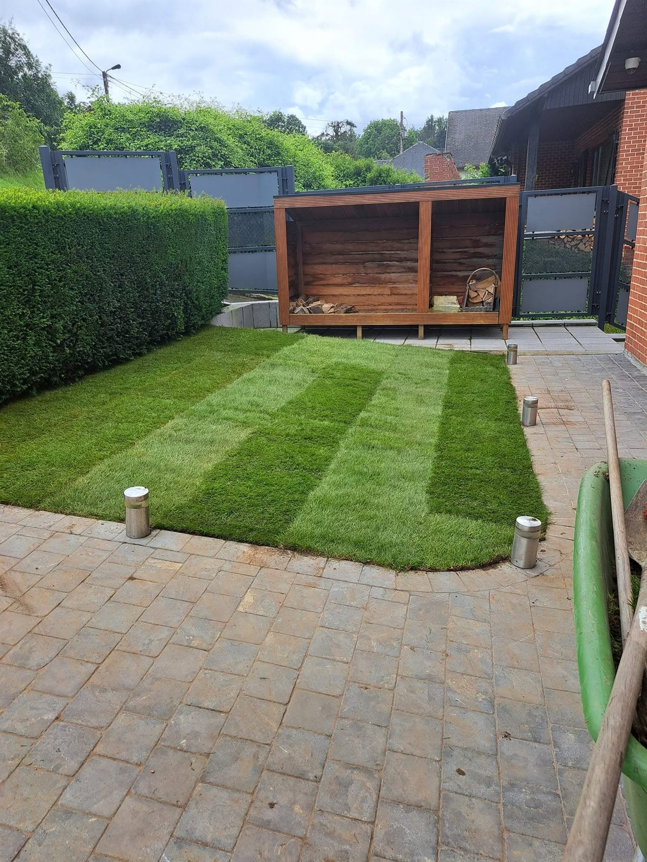 Pelouse tondue avec bandes régulières